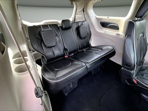 Used 2023 Chrysler Pacifica Limited FWD image 26