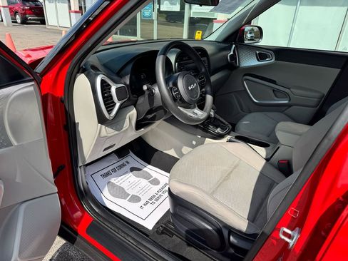Used 2024 Kia Soul LX image 12