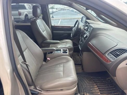 Used 2013 Chrysler Town & Country Touring FWD image 25