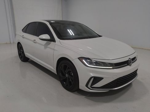 Used 2025 Volkswagen Jetta SE FWD image 13
