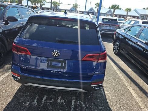 Used 2023 Volkswagen Taos SE w/ Panoramic Sunroof Package FWD image 9