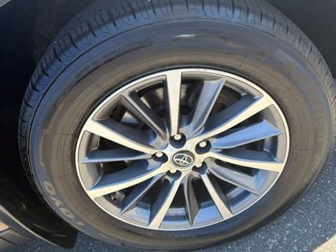 Used 2019 Toyota Highlander XLE AWD/4WD image 3