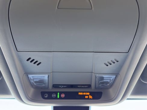 Used 2023 GMC Terrain SLE w/ Driver Convenience Package image 34