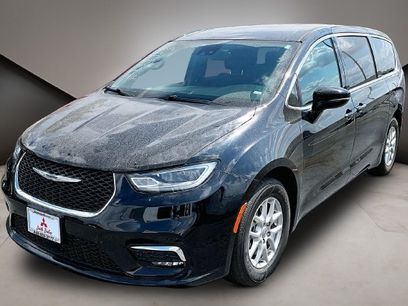Used 2025 Chrysler Pacifica Select
