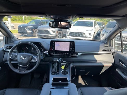 Used 2024 Toyota Sienna XSE w/ XSE Plus Package FWD image 5