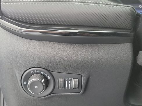 Used 2024 Jeep Compass Latitude w/ Convenience Group AWD/4WD image 31