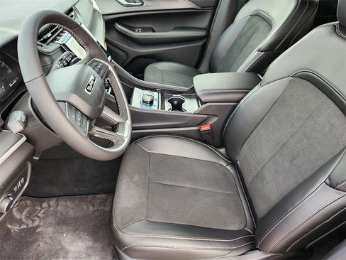 New 2025 Jeep Grand Cherokee Altitude image 9