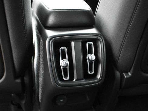 Used 2025 Volvo XC40 B5 Core image 11