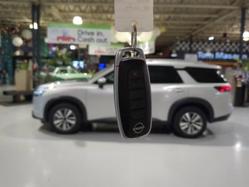 Used 2025 Nissan Pathfinder SL AWD/4WD image 9
