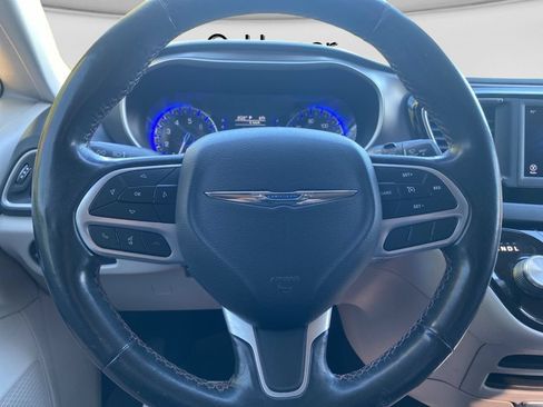 Used 2020 Chrysler Pacifica Touring-L FWD image 32