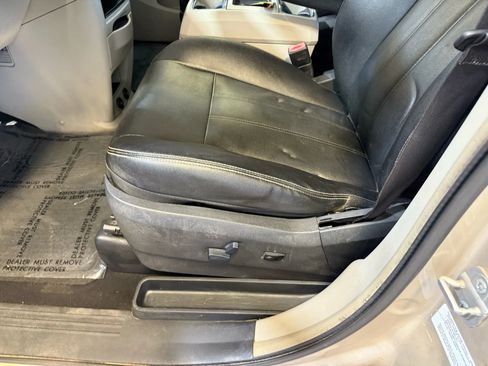 Used 2014 Chrysler Town & Country Touring-L w/ Driver Convenience Group image 10