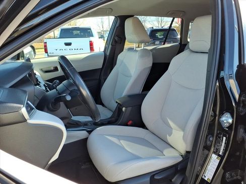 Certified 2022 Toyota Corolla Cross LE image 3