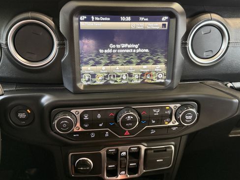 Used 2018 Jeep Wrangler Unlimited Sahara AWD/4WD image 11