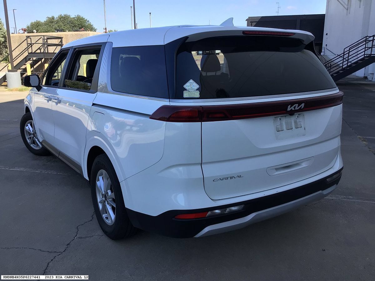 Used 2023 Kia Carnival LX FWD image 6