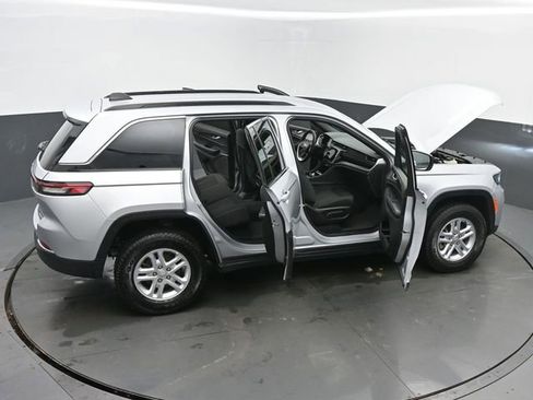 Used 2025 Jeep Grand Cherokee Laredo AWD/4WD image 65