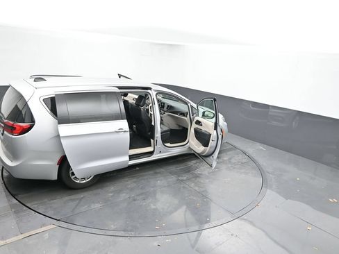 Used 2024 Chrysler Pacifica Touring-L FWD image 67