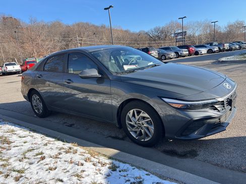 Used 2024 Hyundai Elantra Blue image 3