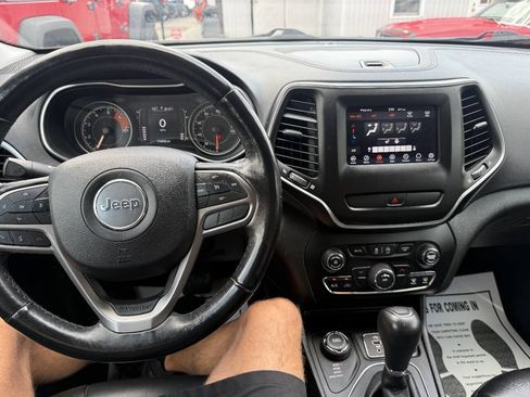 Used 2019 Jeep Cherokee Latitude Plus w/ Cold Weather Group AWD/4WD image 9
