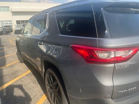 Used 2021 Chevrolet Traverse LT FWD image 2