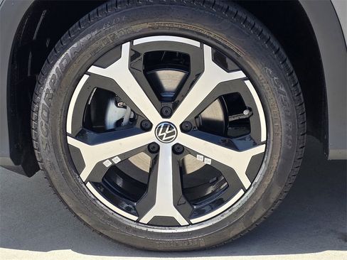 New 2025 Volkswagen Tiguan SE image 8