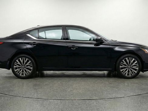 Used 2025 Nissan Altima 2.5 SV image 11
