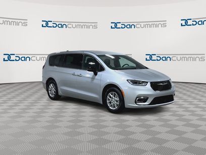 New 2026 Chrysler Pacifica Select