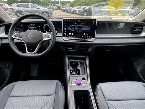 New 2025 Volkswagen Tiguan SE image 12