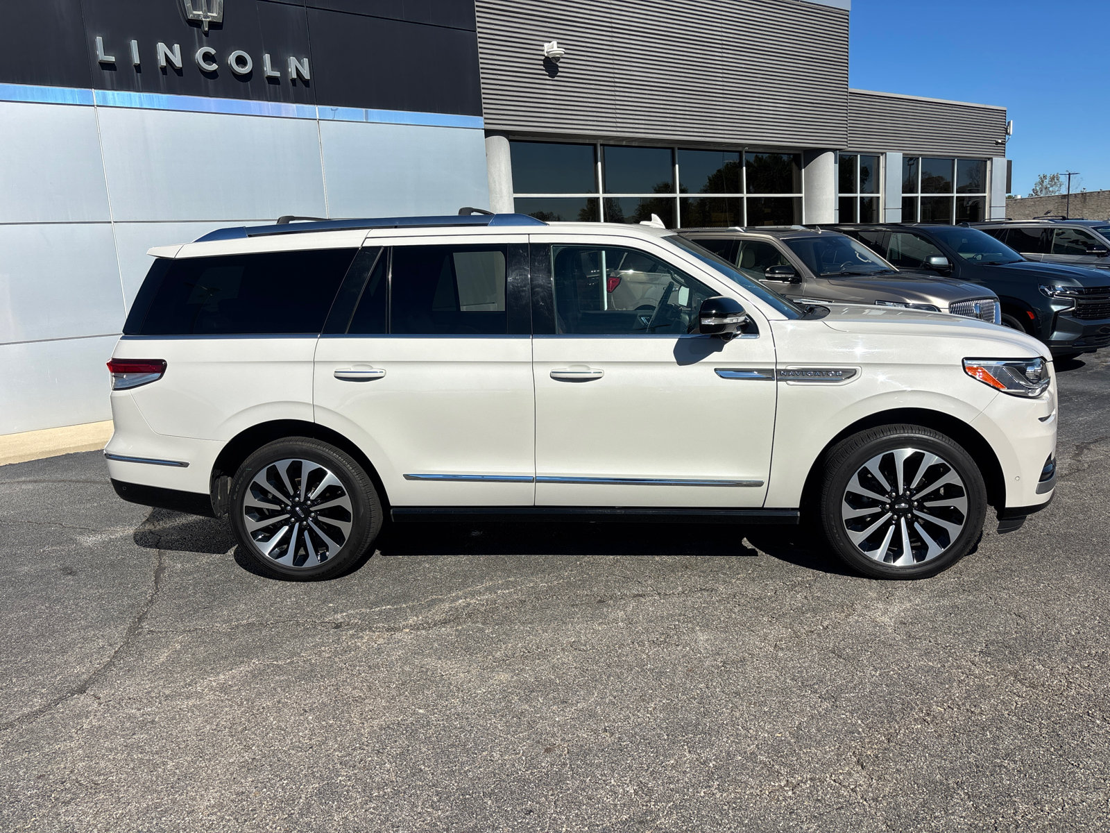 Certified 2022 Lincoln Navigator Reserve AWD/4WD image 8