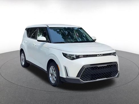 Used 2025 Kia Soul LX w/ LX Technology Package FWD image 3