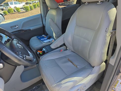 Used 2015 Toyota Sienna XLE Premium image 17