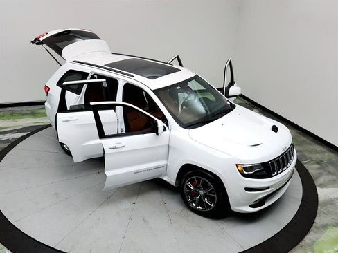 Used 2016 Jeep Grand Cherokee SRT image 39