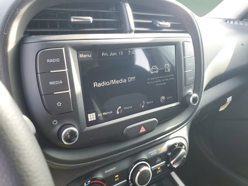 Used 2025 Kia Soul LX w/ LX Technology Package FWD image 16