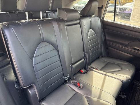 Used 2020 Toyota Highlander XLE image 23