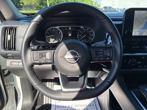 Used 2024 Nissan Pathfinder SL AWD/4WD image 10