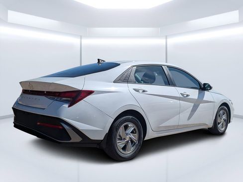 New 2026 Hyundai Elantra SE FWD image 3