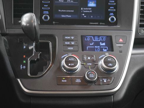Used 2020 Toyota Sienna SE FWD image 20