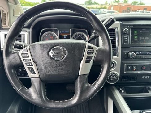 Used 2019 Nissan Titan PRO-4X w/ Pro-4x Convenience Package AWD/4WD image 14