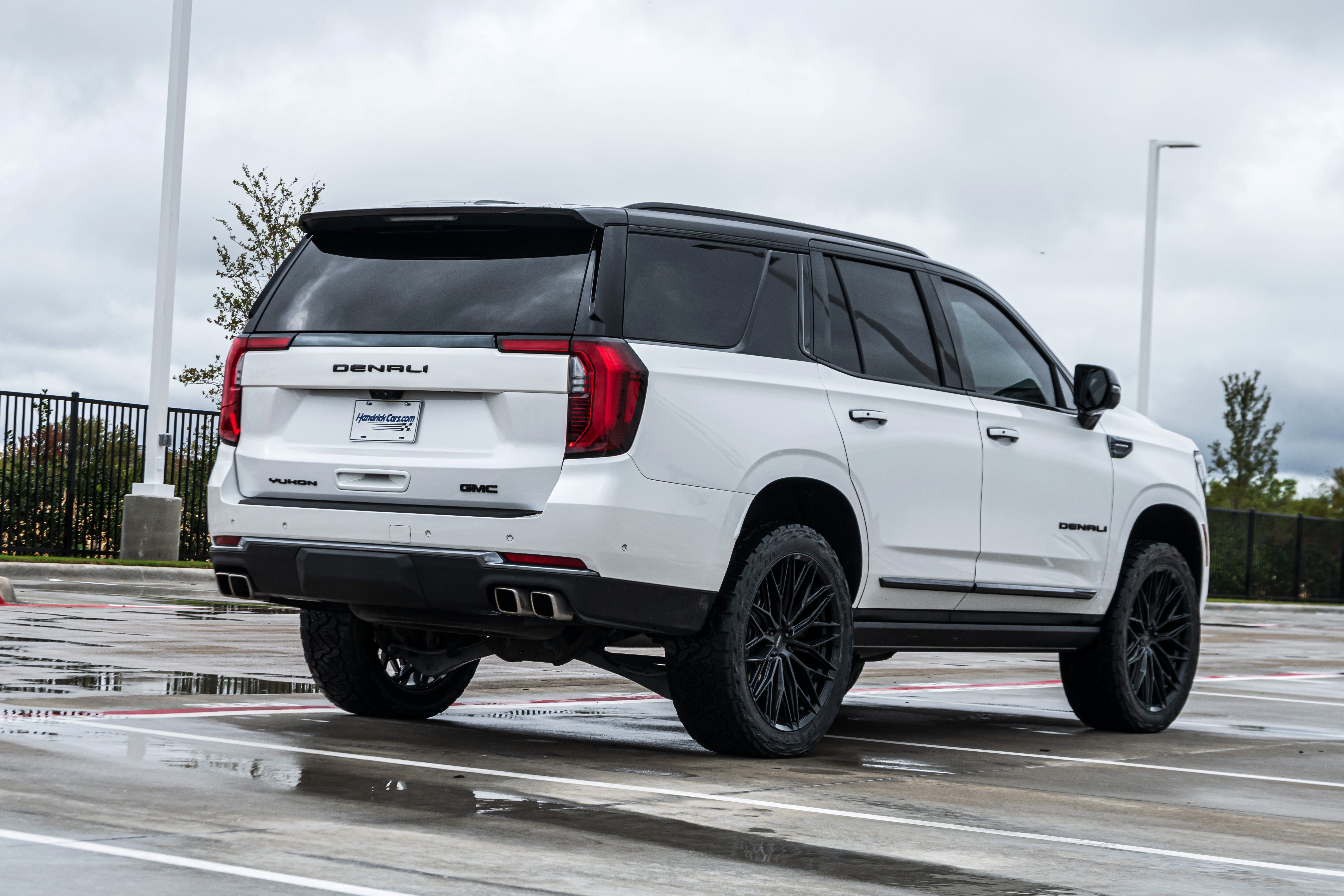 Used 2025 GMC Yukon Denali Ultimate AWD/4WD image 9