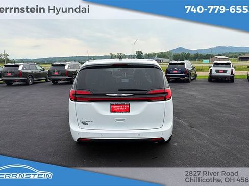 Used 2024 Chrysler Pacifica Touring-L FWD image 32