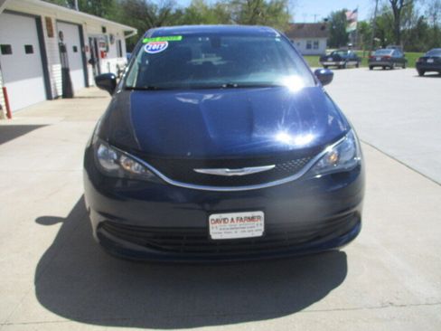 Used 2017 Chrysler Pacifica Touring FWD image 3
