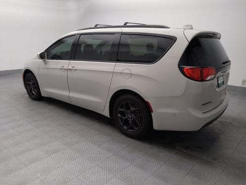 Used 2020 Chrysler Pacifica Touring-L Plus FWD image 3