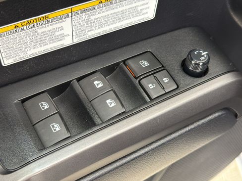 Used 2019 Toyota Tacoma TRD Off-Road w/ Technology Package AWD/4WD image 13