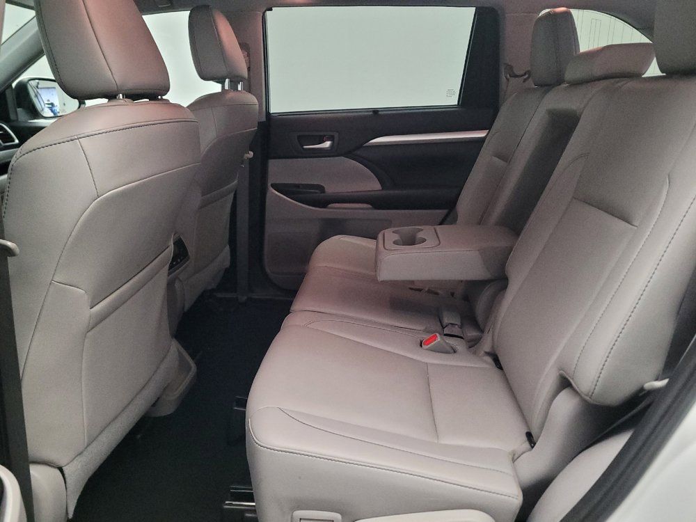 Used 2019 Toyota Highlander XLE FWD image 18