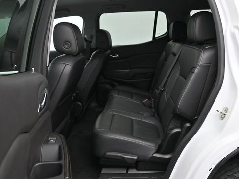 Certified 2023 GMC Acadia SLT image 21