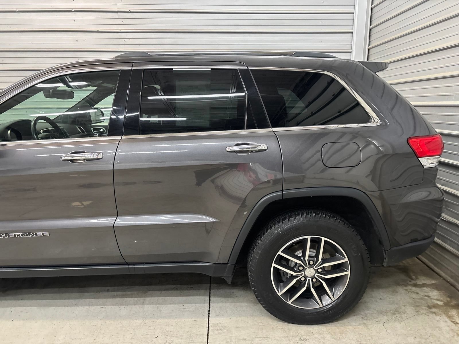 Used 2018 Jeep Grand Cherokee Limited AWD/4WD image 5