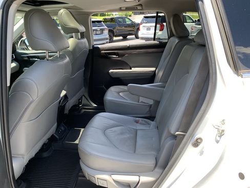 Used 2023 Toyota Highlander Limited FWD image 31