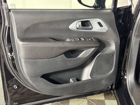 New 2026 Chrysler Pacifica Limited w/ Uconnect Theater Family Group image 10