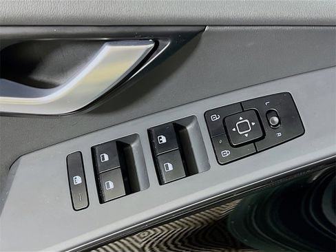 Used 2025 Kia Niro EX image 17