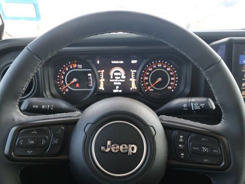 Used 2025 Jeep Gladiator Rubicon w/ Convenience Group AWD/4WD image 13