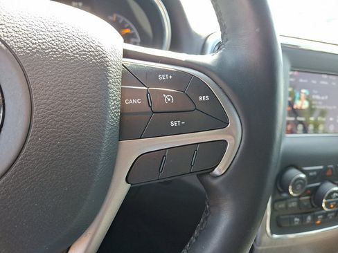 Used 2020 Jeep Grand Cherokee Laredo AWD/4WD image 22